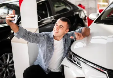 Hombre joven sonriente con celular en mano