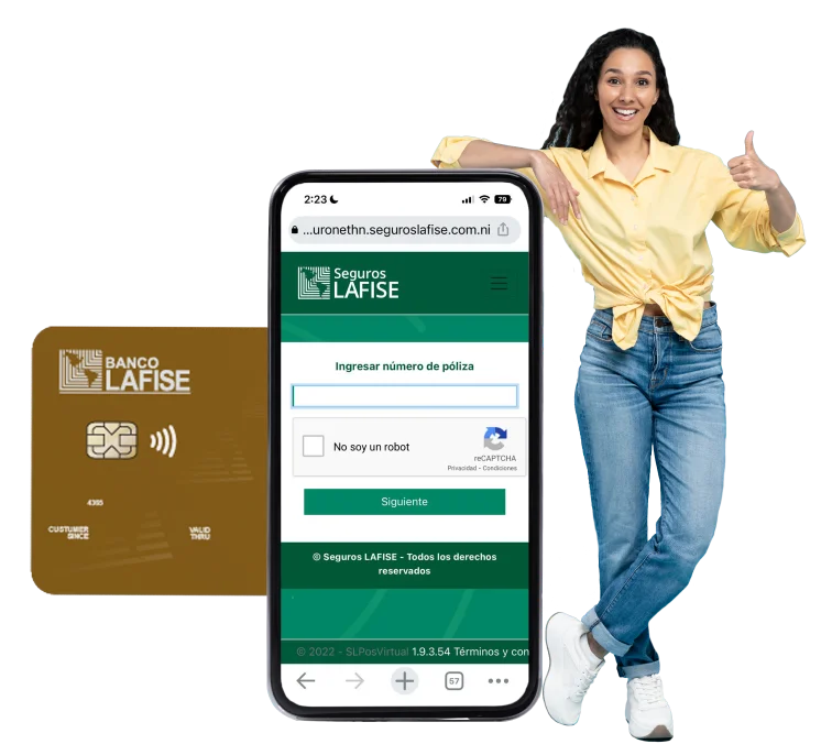 Mujer sonriendo de pie, con brazo apoyado sobre un teléfono y una tarjeta de crédito dorada.