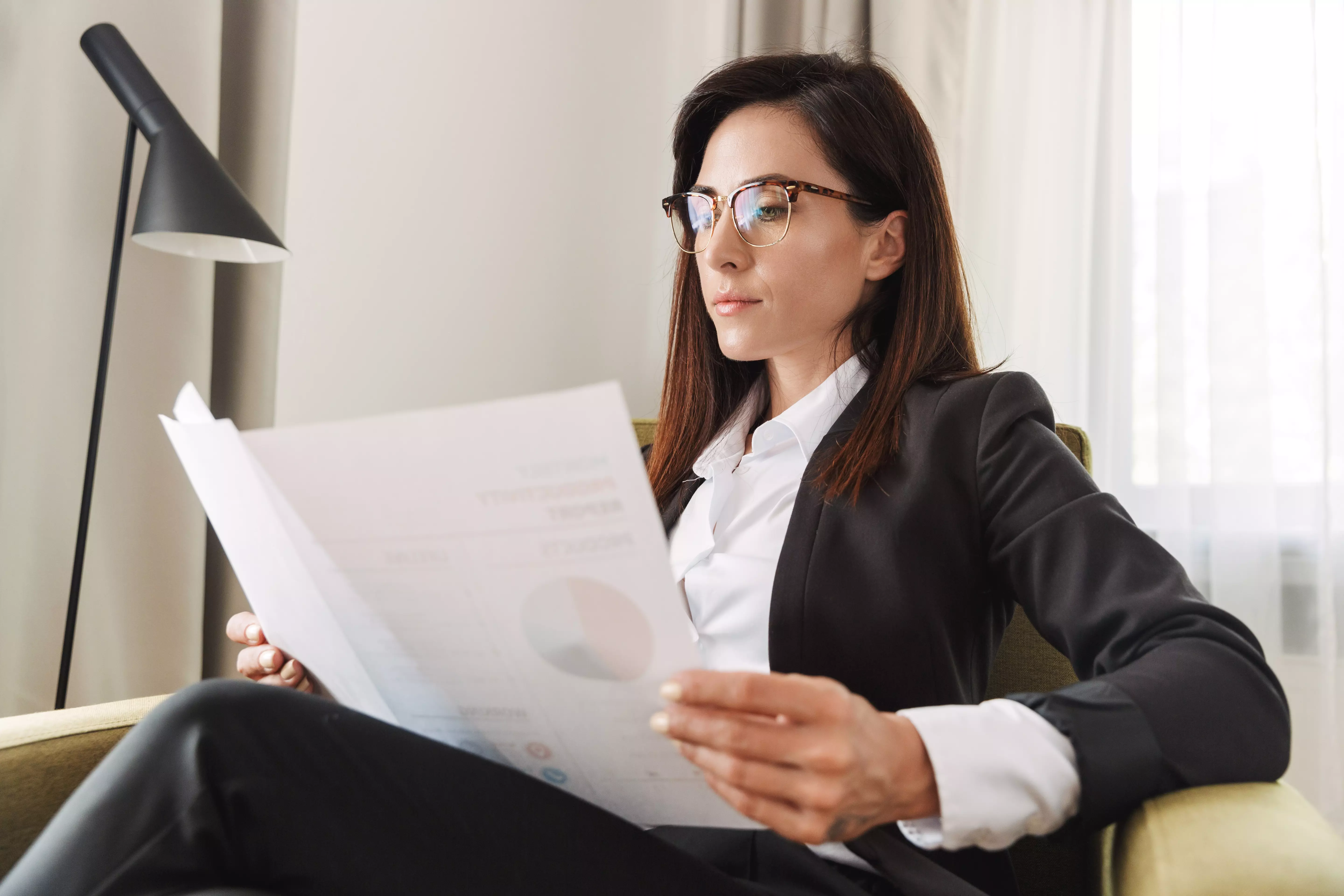 Mujer leyendo informe económico de su empresa