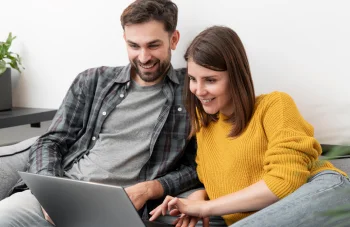 Grupo de colaboradores de una empresa trabajando en equipo