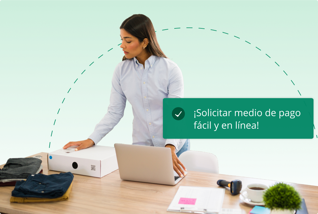 Dueña de negocio aceptando pago por link