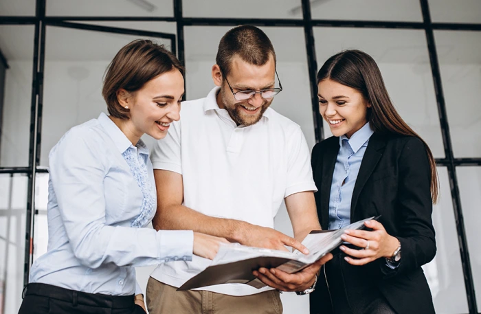 Grupo de colaboradores de una empresa trabajando en equipo