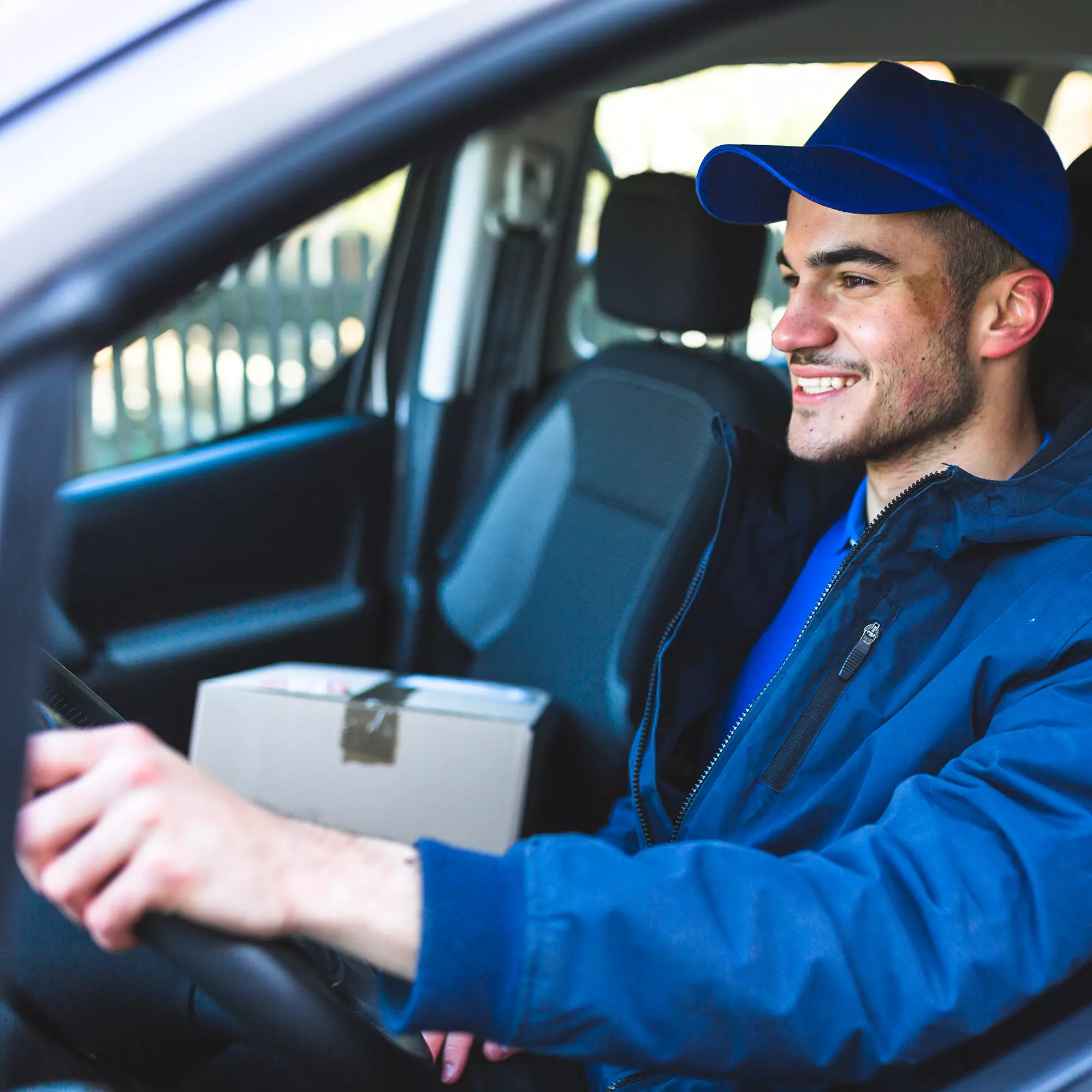 Persona de empresa de transportes entregando un pedido