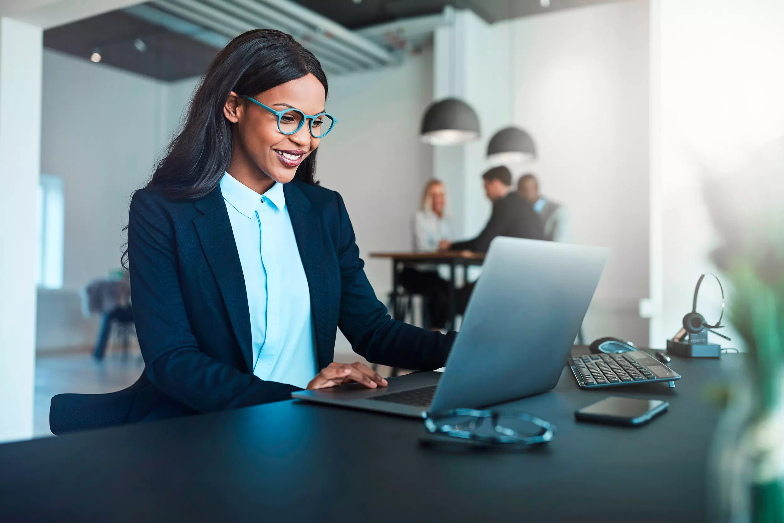 Mujer empresaria creando una cuenta en línea desde su laptop Mujer empresaria creando una cuenta en línea desde su laptop