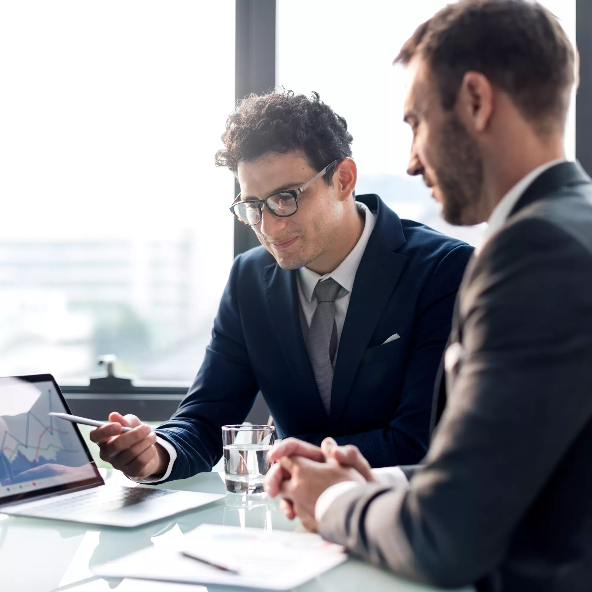 Grupo de empresarios revisando su computadora Grupo de empresarios revisando su computadora