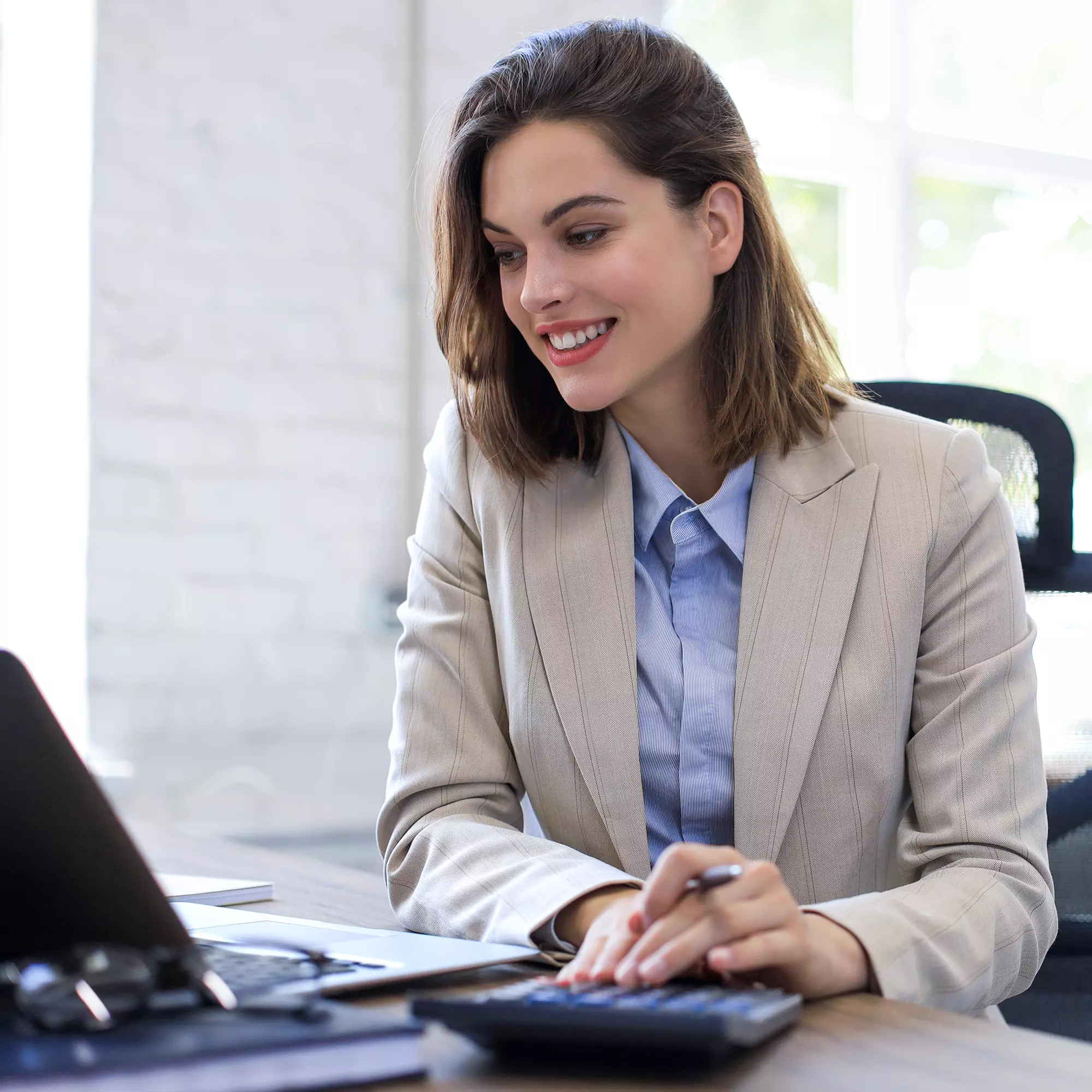 Gerente de empresas realizando cálculos y pagos desde su laptop Gerente de empresas realizando cálculos y pagos desde su laptop