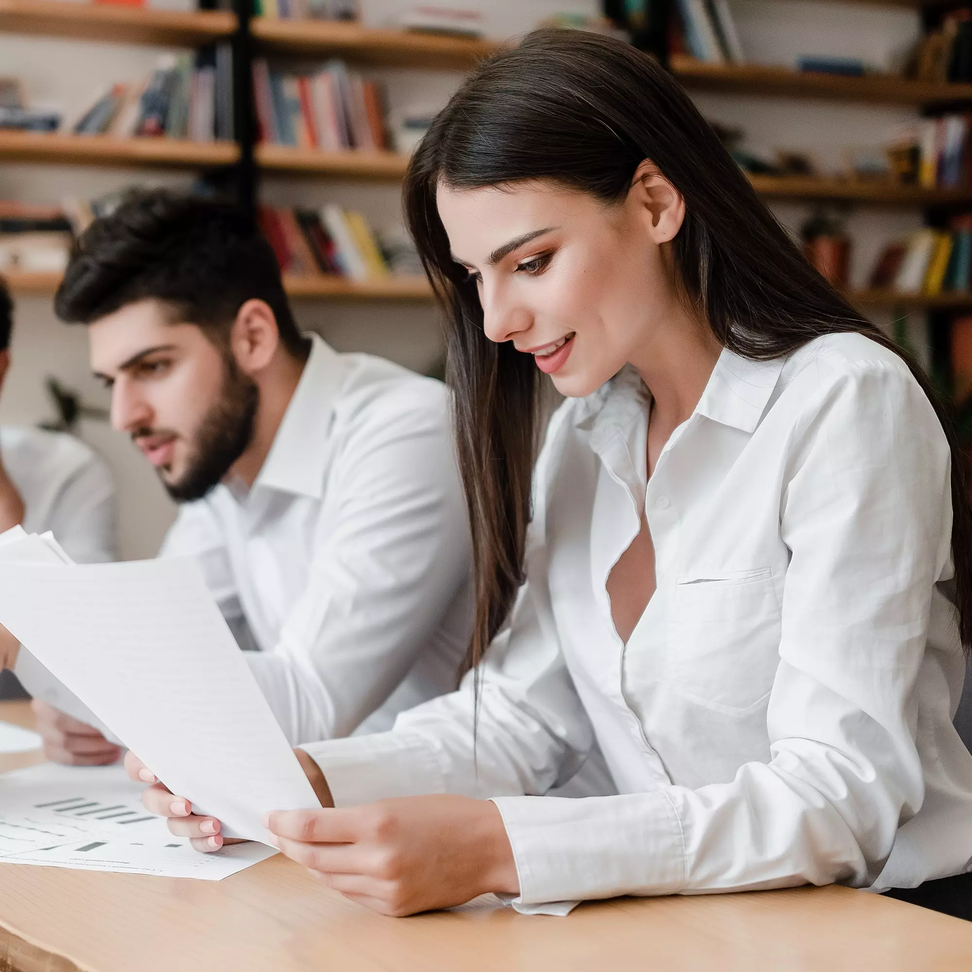 Colaboradora de una empresa revisando documentos Colaboradora de una empresa revisando documentos