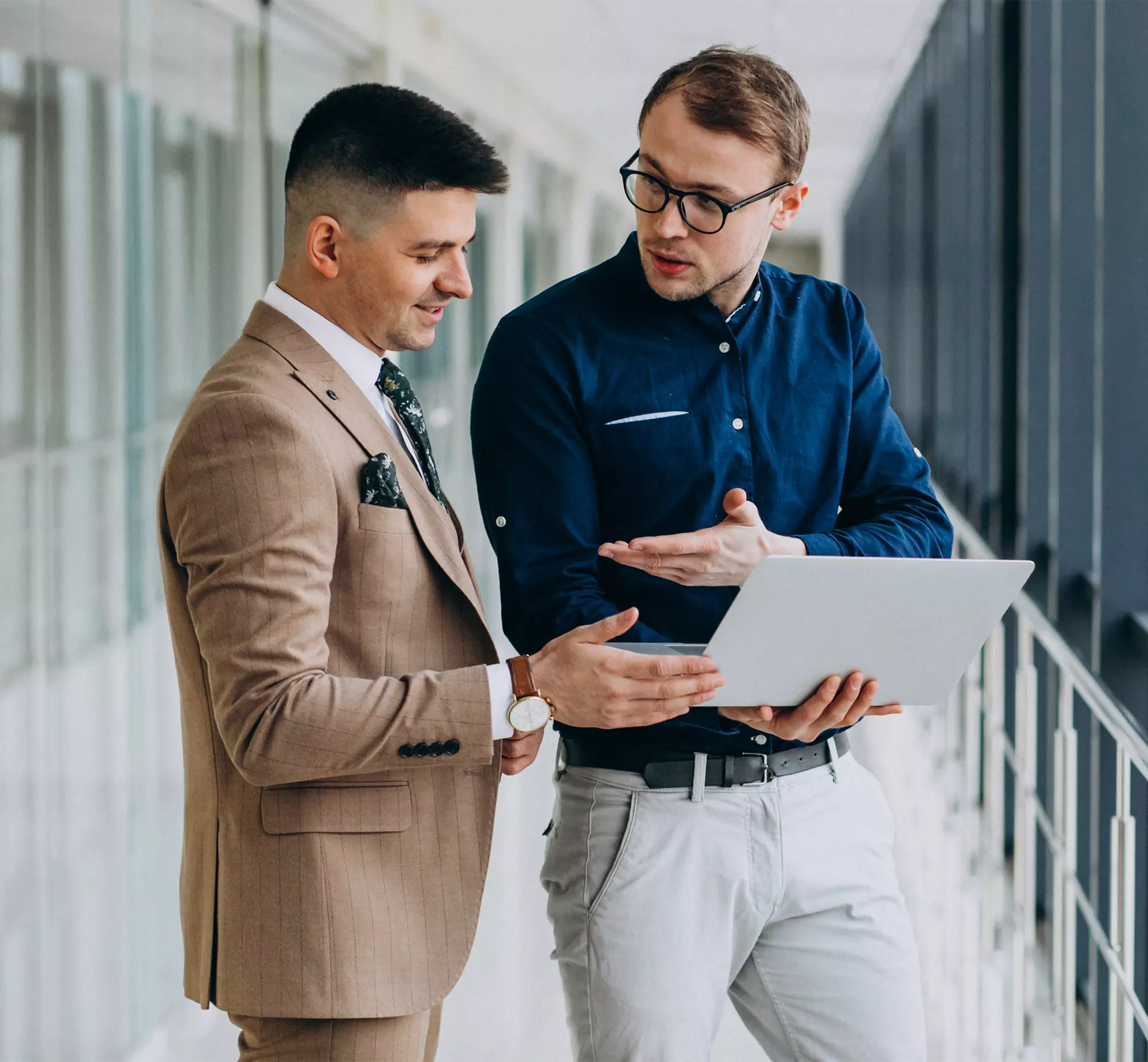 Grupo de trabajadores de empresa platicando y revisando la computadora Grupo de trabajadores de empresa platicando y revisando la computadora