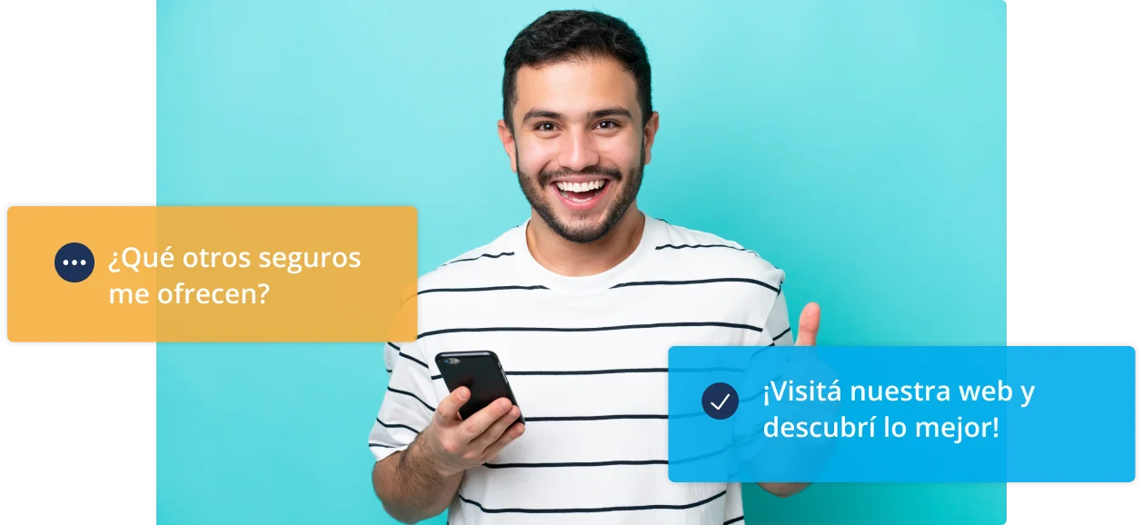 Chico feliz revisando el sitio web de LAFISE desde su móvil Chico feliz revisando el sitio web de LAFISE desde su móvil