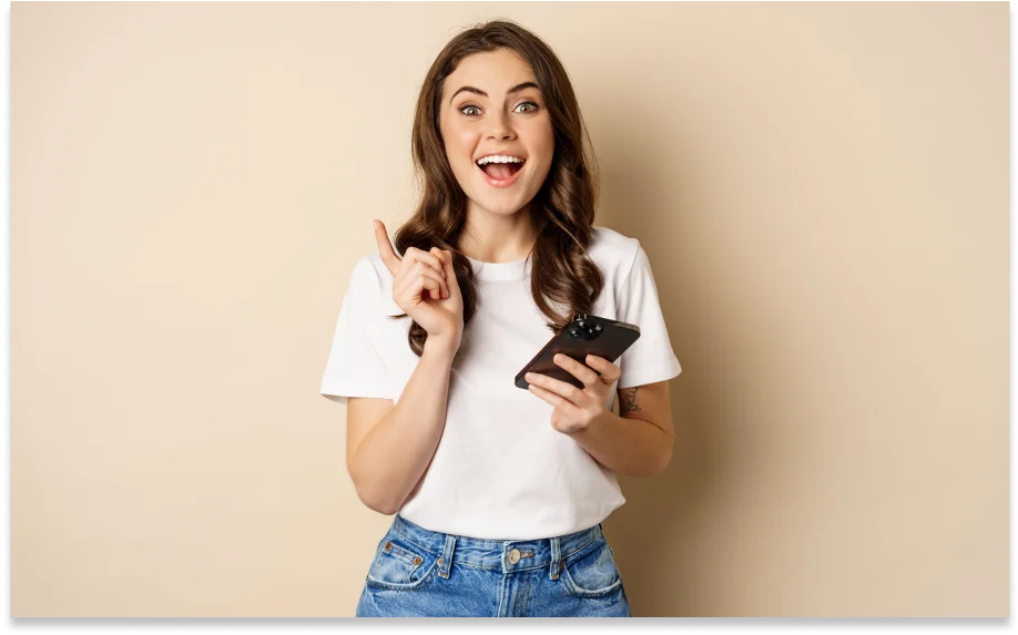 Chica feliz revisando el sitio web de LAFISE desde su móvil Chica feliz revisando el sitio web de LAFISE desde su móvil