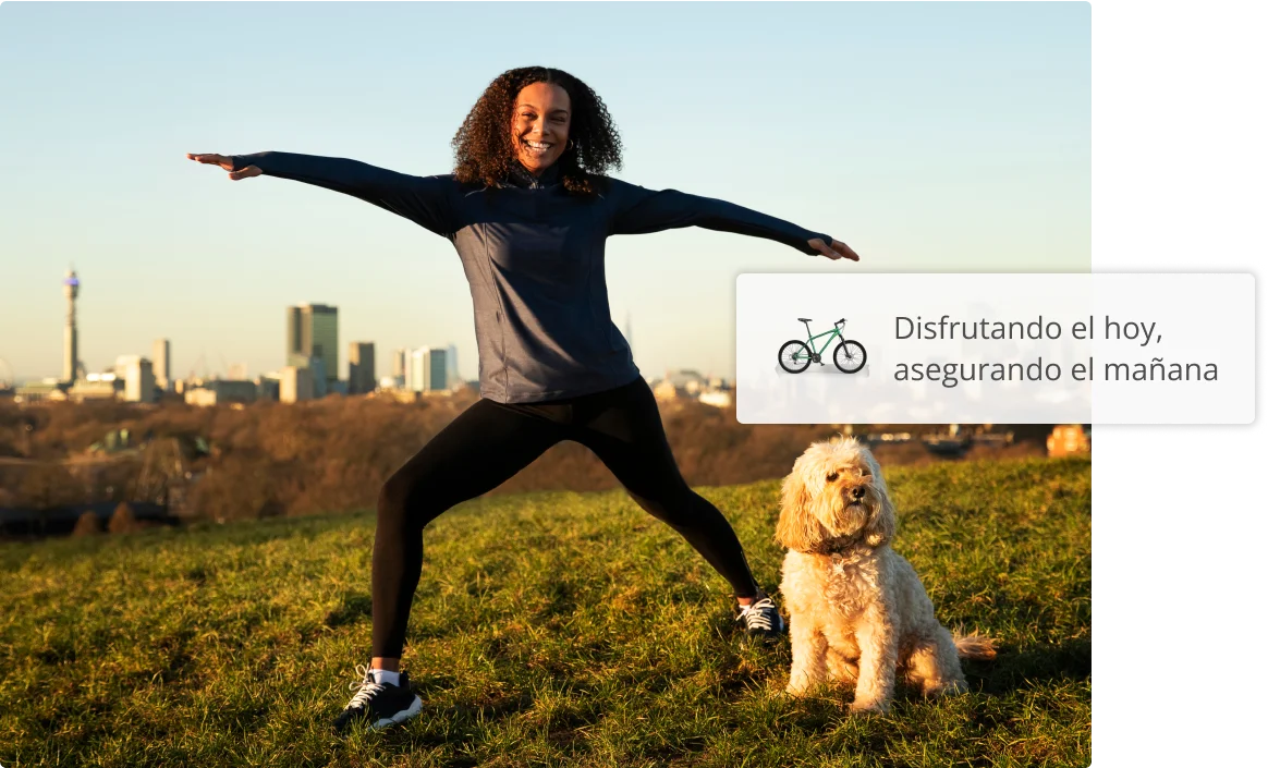 Mujer haciendo ejercicio en el parque con su perro Mujer haciendo ejercicio en el parque con su perro