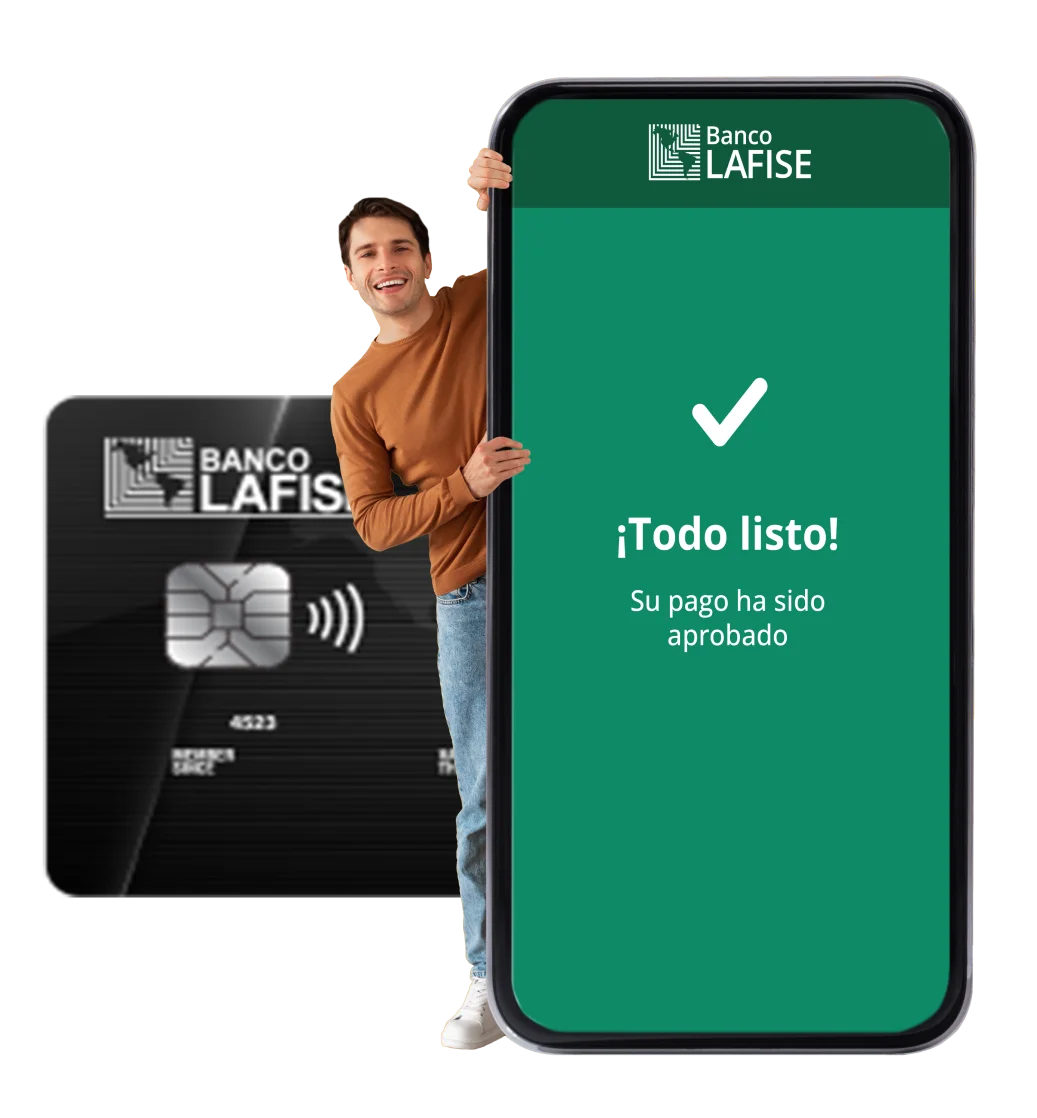 Celular y tarjeta con una persona entre ambos, feliz por contratar su seguro con LAFISE Celular y tarjeta con una persona entre ambos, feliz por contratar su seguro con LAFISE