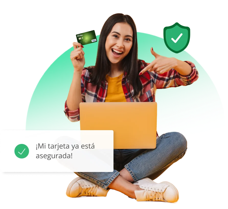 Mujer contratando en línea con su tarjeta LAFISE su seguro contra robo y fraude Mujer contratando en línea con su tarjeta LAFISE su seguro contra robo y fraude