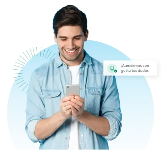Hombre sonriendo viendo el celular