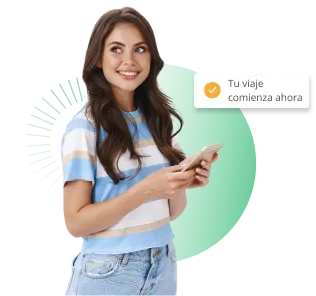 Mujer sonriendo con celular en mano