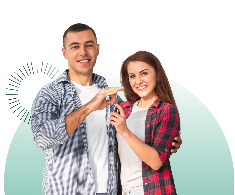 Pareja en plano medio sosteniendo llaves de auto