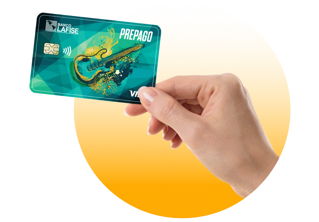 Mujer registrando tarjeta prepago Mujer registrando tarjeta prepago