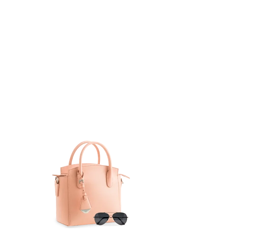 Mujer registrando tarjeta prepago Mujer registrando tarjeta prepago