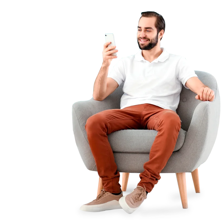 Mujer registrando tarjeta prepago Mujer registrando tarjeta prepago