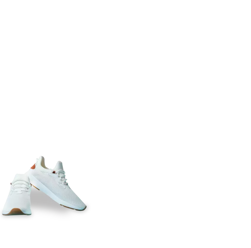 Mujer registrando tarjeta prepago Mujer registrando tarjeta prepago