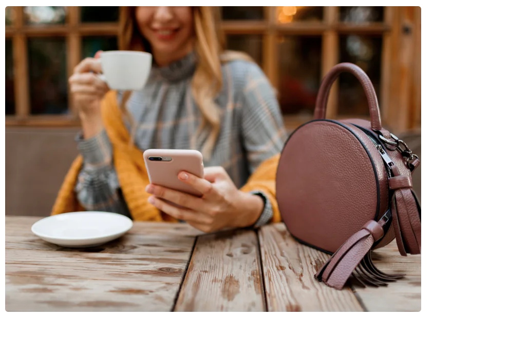 Mujer registrando tarjeta prepago Mujer registrando tarjeta prepago