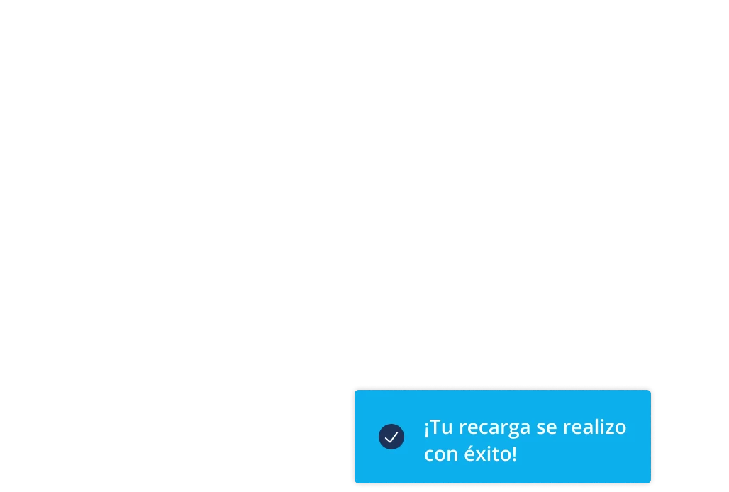 Mujer registrando tarjeta prepago Mujer registrando tarjeta prepago