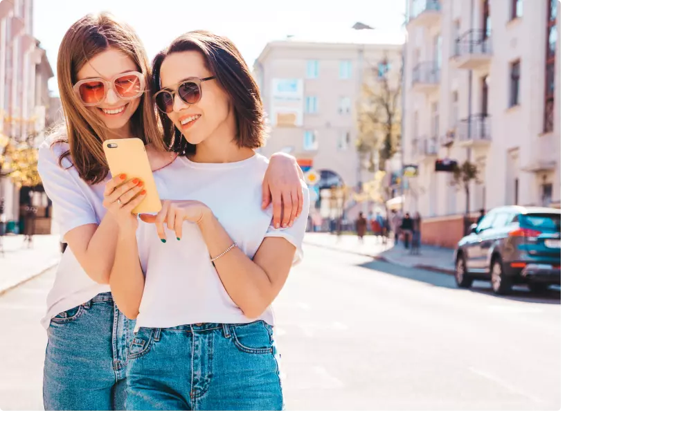 Amigas en la ciudad con celular Amigas en la ciudad con celular