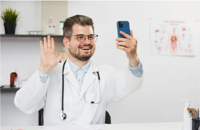 Médico en videollamada dando consulta Médico en videollamada dando consulta