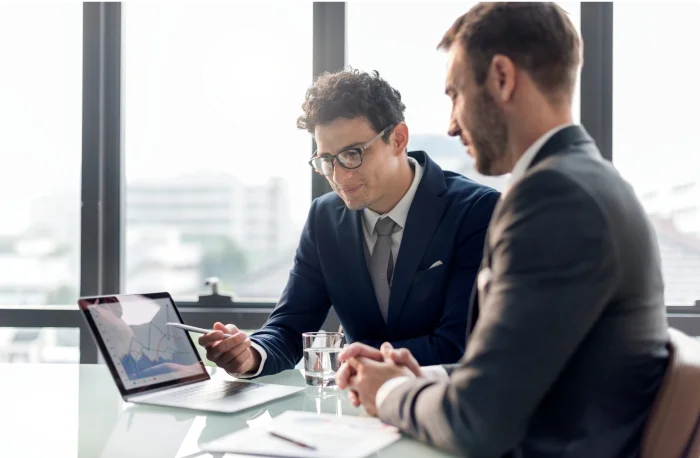 Grupo de colaboradores de una empresa trabajando en equipo