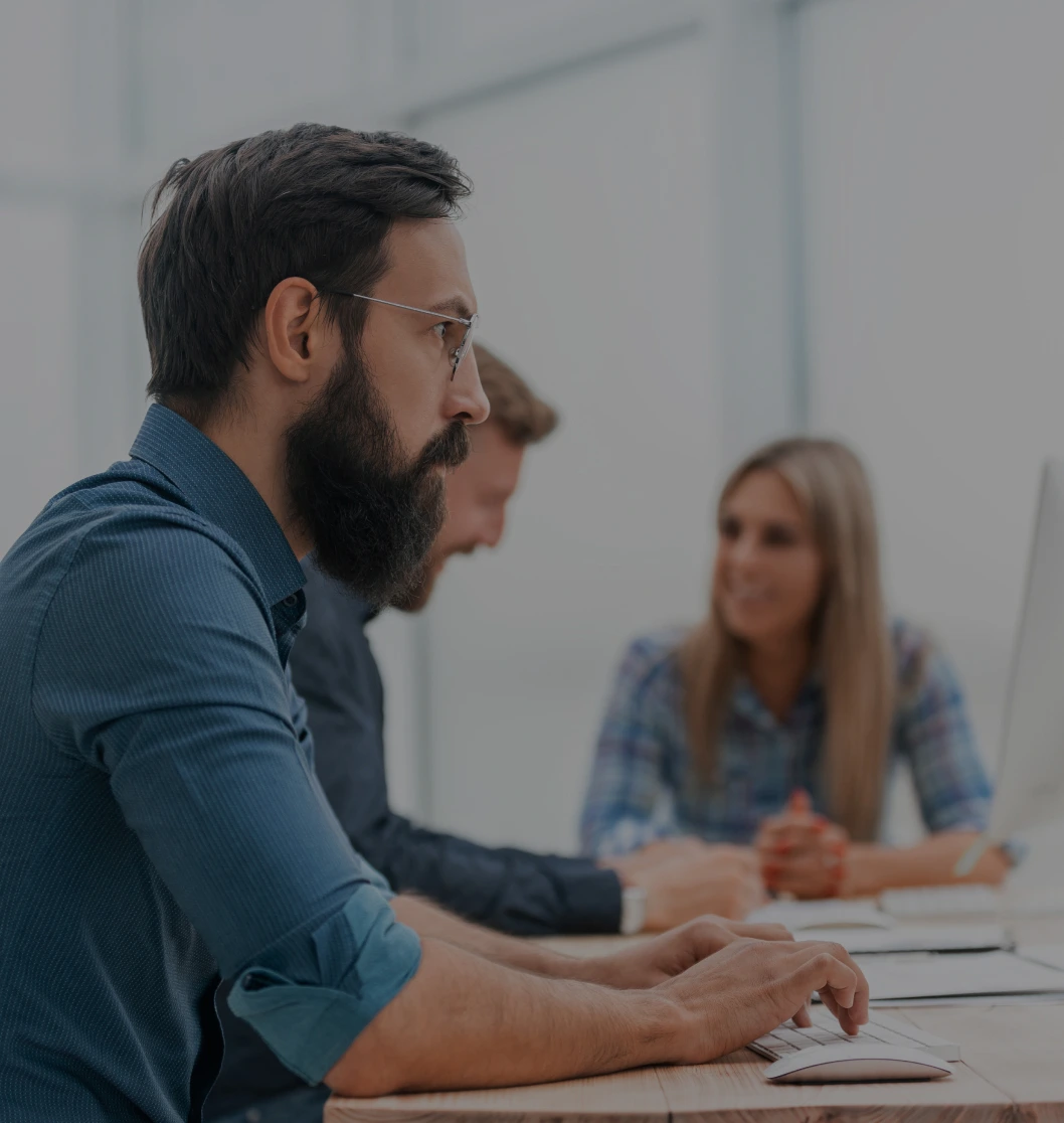 Colaborador de empresa trabajando desde su computadora