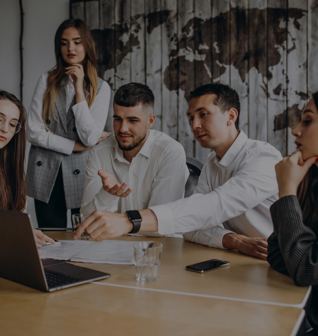 Personas en una empresa trabajando en equipo