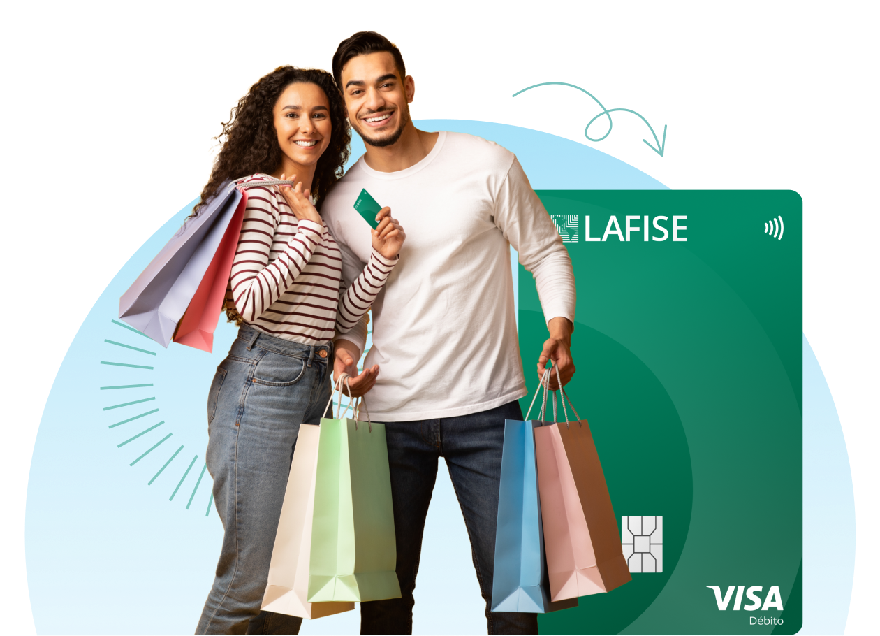 Jóvenes felices haciendo compras con tarjeta de débito LAFISE 