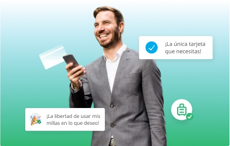 Hombre empresario sonriendo mientras revisa sus puntos acumulados en su celular Hombre empresario sonriendo mientras revisa sus puntos acumulados en su celular