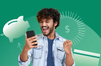 Hombre viendo como maneja sus finanzas desde su celular