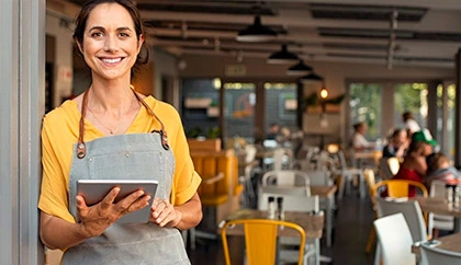 Mesera sonriente en un restaurante