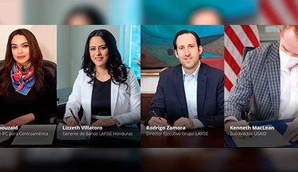 Grupo de colaboradores de una empresa trabajando en equipo