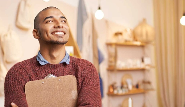 joven sonriendo con su emprendimiento