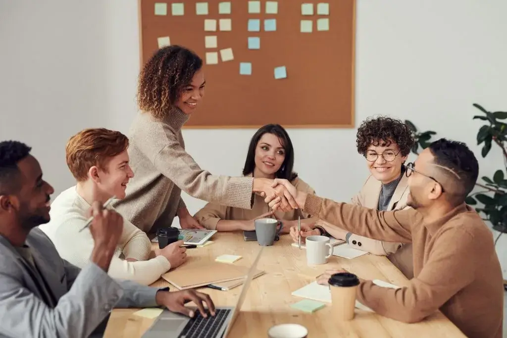 grupo de emprendedores formando alianzas
