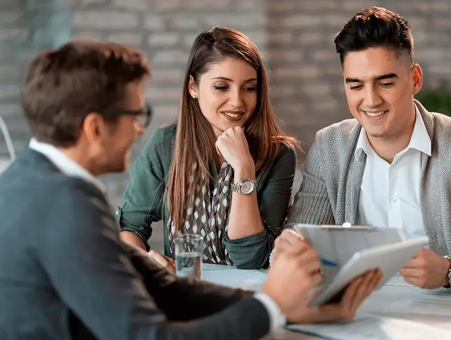 Hombre y mujer revisando documentos para firmar