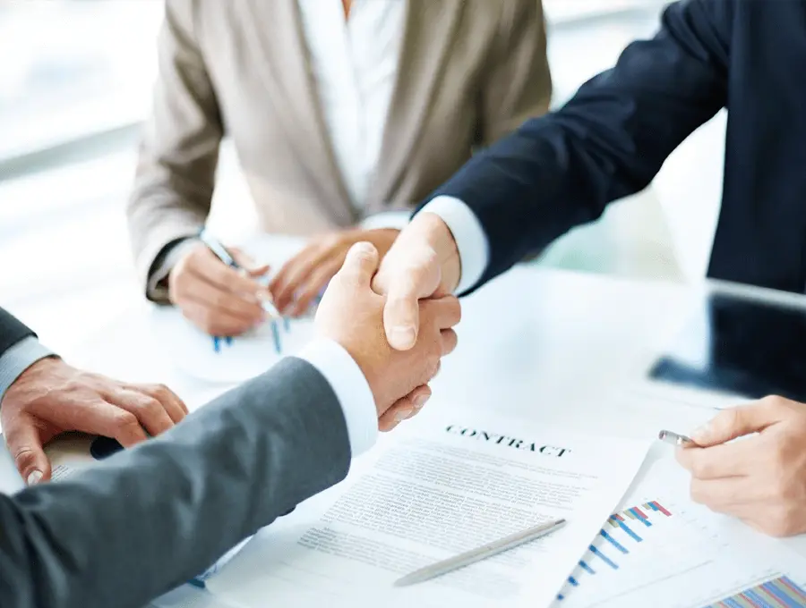 Empresarios dandose la mano para cerrar acuerdo