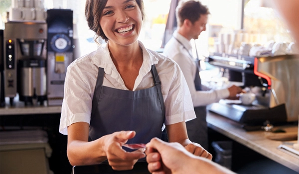 Mujer recibiendo tarjeta de credito para pagar