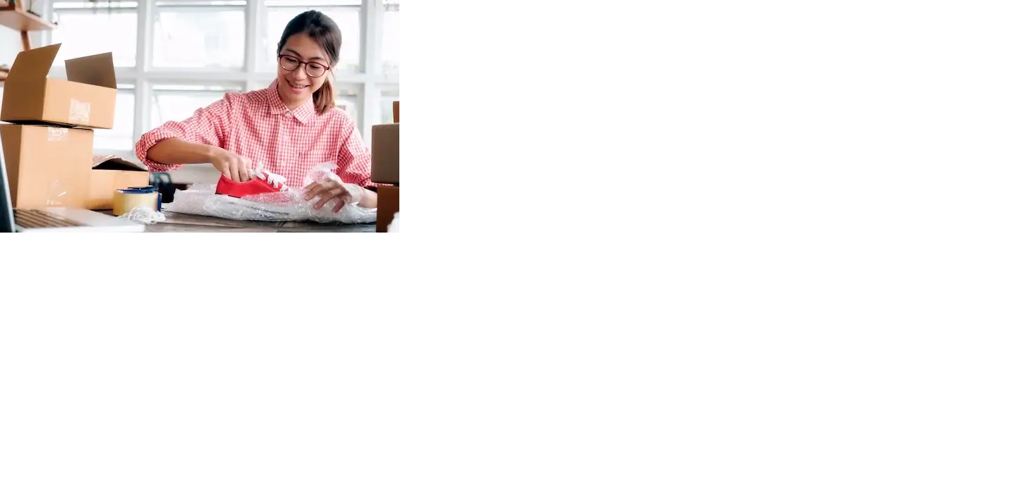 Mujer empacando zapatos en emprendimiento