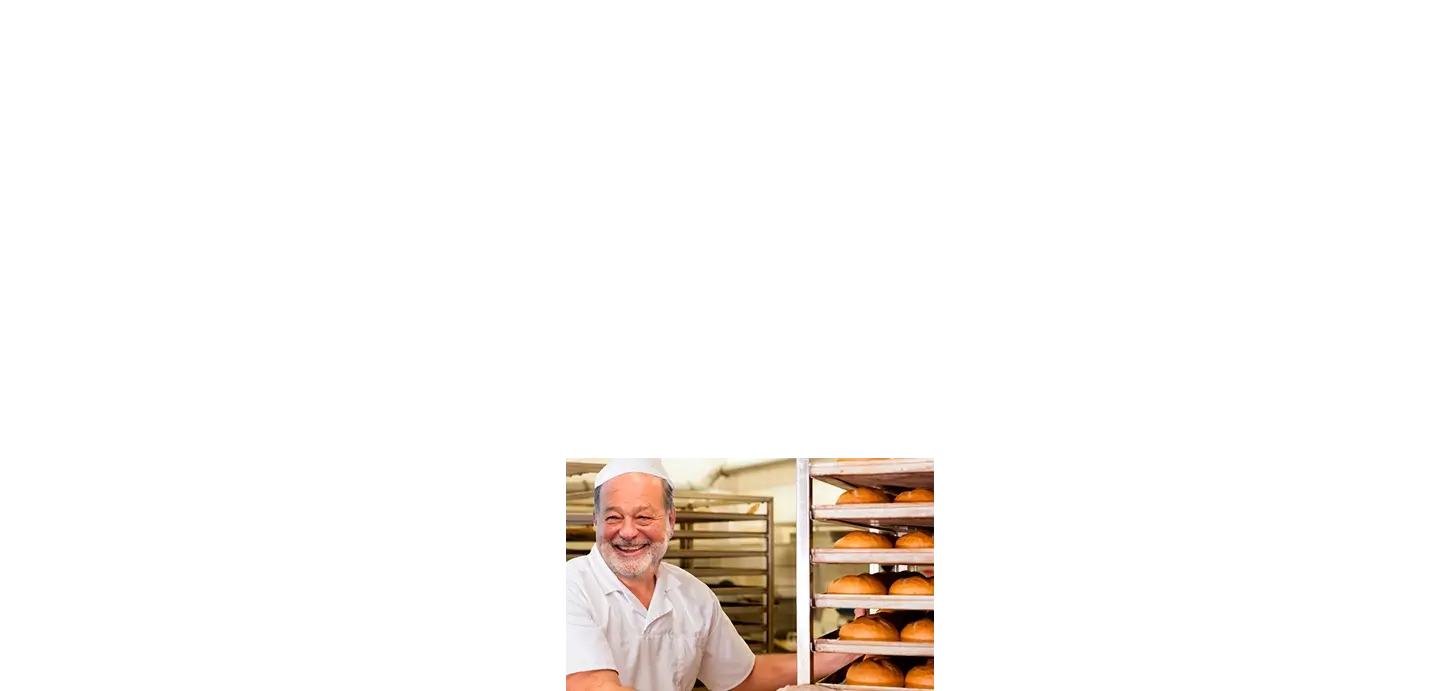 Panadero sonriente sacando pan