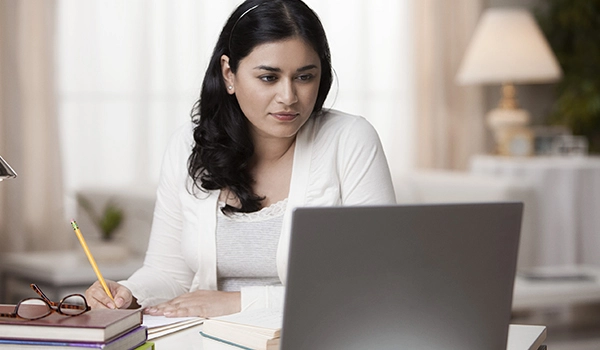 Mujer aprendiendo con cursos en linea