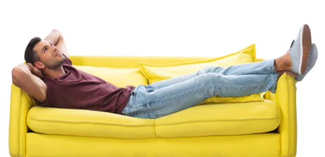 hombre en sofa amarrillo hombre en sofa amarrillo