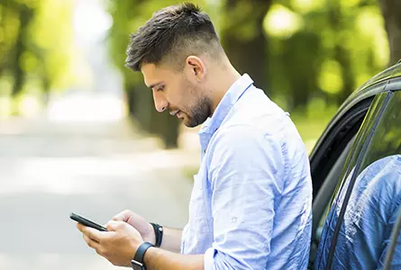 Hombre usando el teléfono Hombre usando el teléfono
