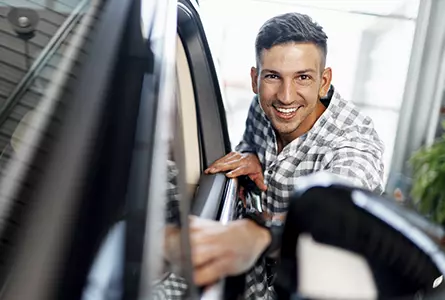 Hombre entusiasmado con su auto nuevo Hombre entusiasmado con su auto nuevo