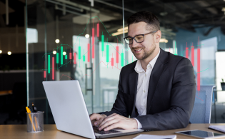 Hombre empresario revisando en su laptop las compras públicas o privadas para su empresa
