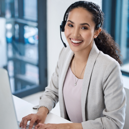 Mujer de atención al cliente feliz lista para brindar asesoría personalizada