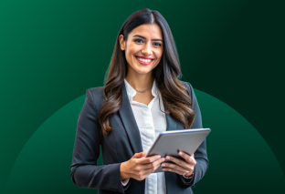 Asesora de atención al cliente sonriendo mientras sostiene una tablet digital, representando el equipo de LAFISE.